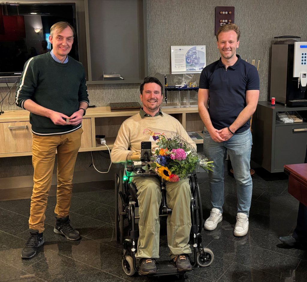 Powerspex viert het 12,5 jarig werkjubileum van Alexander Slag, die ondanks een dwarslaesie al jaren een gewaardeerde kracht in techniek en simulatie is.